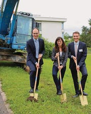 Symbolischer erster Spatenstich mit Baudirektor Marc Mächler, Gesundheitsdirektorin Heidi Hanselmann und SRFT-CEO René Fiechter.