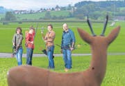 Manuela, Jan, Lars und Jürg Bürkle: «Ein Leben ohne Bogenschiessen können wir uns kaum vorstellen.» Im Visier ein Rehböckli aus Kunststoff. (Bild: Hanspeter Schiess)