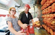 Grilleur Bajram Osmani tütet ein knuspriges Poulet ein. Ehefrau Lutfiye Osmani greift ihrem Mann unter die Arme. (Bilder: Donato Caspari)