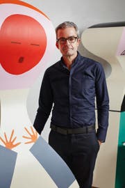 Akris-Designer Albert Kriemler mit den Nachbildungen der Puppen Alexander Girards in St.Gallen. (Bild: pd)