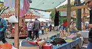 Emsiges Treiben, aber deutlich weniger Besucher als in früheren Jahren am Martinimarkt auf dem Rorschacher Marktplatz. (Bild: Fritz Bichsel)