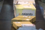 In einer früheren Arboner Industriehalle werden Zalando-Retouren verarbeitet - der tiefe Lohn von 17 Franken pro Stunde sorgt für Diskussionen. (Bild: Keystone (Symbolbild))