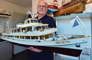 Rolf Bürke mit dem Zürichsee-Schiff «Helvetia». Er hat es anhand zahlreicher Fotografien bis ins kleinste Detail nachgebaut. (Bild: Max Eichenberger)