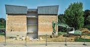 An der Südseite der Sek Bächelacker fehlt bereits die Fassade: Hier entsteht unter anderem die neue Schulküche. (Bild: Olaf Kühne)