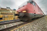 Ein Schnellzug passiert eine Baustelle bei Mauren. (Bild: Reto Martin)