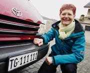 Annamarie Schwarz kniet vor ihrem Toyota Previa mit der besonderen TG-Autonummer. (Bild: Donato Caspari)