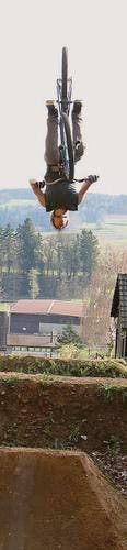Bühler macht einen Looping auf der Rodenberg-Anlage. (Bild: pd)