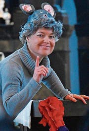 Die kleine graue Maus, gespielt von Pfarreileiterin Martina Gassert. (Bild: Fritz Heinze)