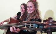 Marta, die Bassgeige, ist immer dabei, wenn Anuschka und Evaluna auftreten. (Bild: Ernst Hunkeler)