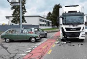 Der Lenker im grauen Auto hatte die Distanz zum Lastwagen falsch eingeschätzt. (Bild: kapo)