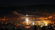 Schön anzusehen, aber laut: Weinfelderinnen und Weinfelder begrüssen das neue Jahr 2013 mit Feuerwerk. (Bild: Archiv/Martin Sax)