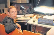 Renato Müller am Lichtregiepult im Siebenecksaal St. Gallen, auf dem Bildschirm die «Geisterfeder». (Bild: Michael Hug)