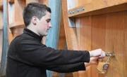 Mathias Zogg füllt naturtrüben Saft vom Fass in ein Glas zur Degustation. (Bild: Yvonne Aldrovandi)