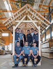 Die Lehrlinge von Mettler Holzbau mit Initiant, Planer und Betreuer.