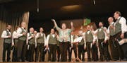 «Erhebet das Glas und trinkt den goldenen Wein» singt der Männerchor mit Dirigentin Heidi Adam und Präsident Joe Metzger (Zweiter von rechts). (Bild: Peter Jenni)