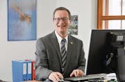 Walter Schönholzer in seinem Büro im Gemeindezentrum Kradolf-Schönenberg. (Bild: Donato Caspari)