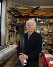 Aus Flachs und Carbon stellt Willi Heuberger von Hand High-Tech-Ski her. (Bild: Jolanda Riedener)