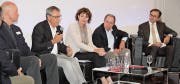 Gesprächsrunde im Autobau mit Daniel Bajka, Josef Kolb, Catherin Zahner, Jörg Sennheiser und David H. Bon. (Bild: Christof Lampart)