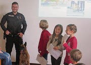 Schülerinnen stellen in einem Vortrag die Polizeihunde vor. (Bild: pd)