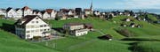 Im Jahr 1268 gegründet und seitdem eine fantastische Aussicht: Mit 966 Meter über Meer ist Schwellbrunn die höchstgelegene Gemeinde in Appenzell Ausserrhoden. (Bild: Roger Fuchs)