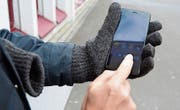 Manche Smartphones schalten bei Kälte ab. (Bild: Corinne Hanselmann)