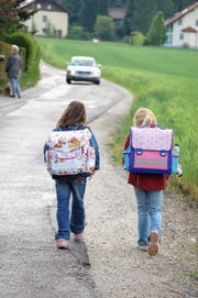 So ist es richtig: Kinder zu Fuss auf dem Schulweg. (Bild: Fotolia (Symbolbild))