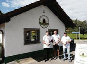 Die Hobbybierbrauer: Urs Grimm, Fredi Rentsch und Urs Enz mit ihren ersten Flaschen selbstgebrautem Bier. (Bild: Kurt Lichtensteiger)