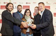 Peer Füglistaller (Lernbegleiter Multimedia/Informatik), Fabio Glanzmann (Lernbegleiter Multimedia/Informatik), Rahel Bühler (Leiterin schulische Bildung), Karin Alghisi (Lernbegleiterin Gestaltung & Design) und Harry Lüthi-Gantenbein (Geschäftsleiter SBW Neue Medien). (Bild: PD)