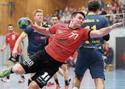 Kreuzlingens Manuel Zeller setzt sich im Derby gegen die Romanshorner Abwehr durch. (Bild: Mario Gaccioli)