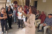 Auf dem Rundgang mit Andrea Hoffmann. (Bild: PD/Anita Bernhard)