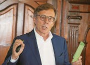 Kurt Weigelt erläutert, wie der Sohn eines Webers in Niederuzwil und Algetshausen 2000 Arbeitsplätze schuf. (Bild: Christof Lampart)