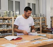 Jimmy Martinez und seine Mitarbeiter haben mit dem Bedrucken und Verkaufen von Trikots während der EM alle Hände voll zu tun. (Bild: Alessia Pagani)