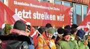 Bei bitterer Kälte halten die Zintec-Mitarbeiter ihren zweistündigen Warnstreik ab. (Bild: Max Eichenberger)