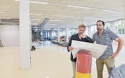 Bauleiter Marc Frei und 1001-Mitbesitzer Samuel Wenger besprechen letzte Einzelheiten. (Bild: Donato Caspari)