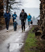 Auch OL-Schweizer-Meister Daniel Hubmann sucht mit seiner Familie nach den Zuckereili. (Bild: Reto Martin)