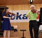 Susanne Bolt und Noldi Alder bereichern die Feier musikalisch.