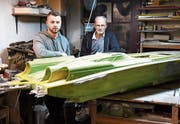 Dominic und Nikolaus Moraitis im Modellbau-Atelier, in dem die Idee für die Staubsaugerdüse entstanden ist. (Bild: Rita Kohn)