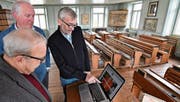 Dominik Joos (r.) zeigt Museumsleiter Hans Weber und Alfons Bieger, dem Leiter der Sammlung, die neugestaltete Webseite. (Bild: Manuel Nagel)