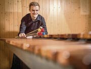 Fabian Ziegler an seinem Marimbaphon im Übungsraum zu Hause in Matzingen. In der Hand hält er eine kleine Auswahl an Schlägern. (Bild: Reto Martin)