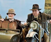 In der Ausstellung: Sammler Andreas Dragone als Indiana Jones auf dem bekannten Motorrad mit Seitenwagen, wo Antonio Guarino als Vater von Jones sitzt. (Bild: Donato Caspari)