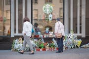 Trauernde vor dem Starbucks: Die Bluttat bewegt in St. Gallen. (Bild: Urs Bucher, St. Gallen, 13. August 2017)