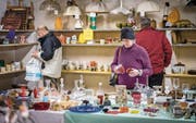 Einmal im Monat verkauften Pensionäre am Flohmarkt alles, was sie aus Platzgründen nicht ins Altersheim mitnehmen können. (Bild: Reto Martin)