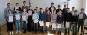 Stolz präsentieren die Musikschülerinnen und Musikschüler ihre Auszeichnungen. (Bild: PD)
