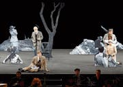 Zurück auf der Isle of Skye, umstellt von Erinnerungen: Aus Virginia Woolfs Roman wird eine Kopfoper. (Bild: Bregenzer Festspiele/Anja Köhler)
