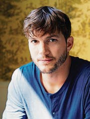 Der amerikanische Schauspieler Ashton Kutcher empfiehlt seinen Facebook-Freunden einen Besuch des Berggasthauses Äscher. (Bild: Dan Hallman/AP)