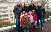 Quartierbewohner wehren sich gegen Mobilfunkantenne: Christian Schmidt-Leser, Beat Schläpfer, Stefan Zbornik und Thomas Meier (hintere Reihe von links) sowie Lea, Mia, Rita und Nora (vordere Reihe von links). (Bild: Nana do Carmo)
