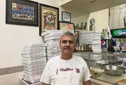 Pizzeriabesitzer Rocco «Rocky» Labianca: Bei ihm läuft derzeit von morgens bis abends Fussball – live aus den USA und Frankreich.