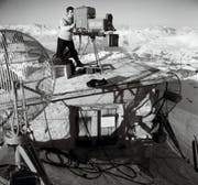 Anlässlich einer Eurovision-Sendung aus Graubünden schlug das Schweizer Fernsehen 1955 mit einer Übertragung vom Weissfluhjoch aus 2800 Metern über Meer einen Höhenrekord. Gezeigt wurden das Alpenpanorama und ein Lawinenhund bei der Arbeit. (Bild: SRG)