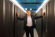 Andreas Wiebe im Serverraum. Auf die Server, über die die Internetsuchmaschine Swisscows läuft, haben die USA und die EU keinen Zugriff. (Bild: pd)