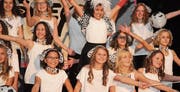 Ganz im Disney-Look: Die turnenden Kinder und Jugendlichen des TV Zuzwil bei ihrem Auftritt an der diesjährigen Turnerunterhaltung. (Bild: Christof Lampart)
